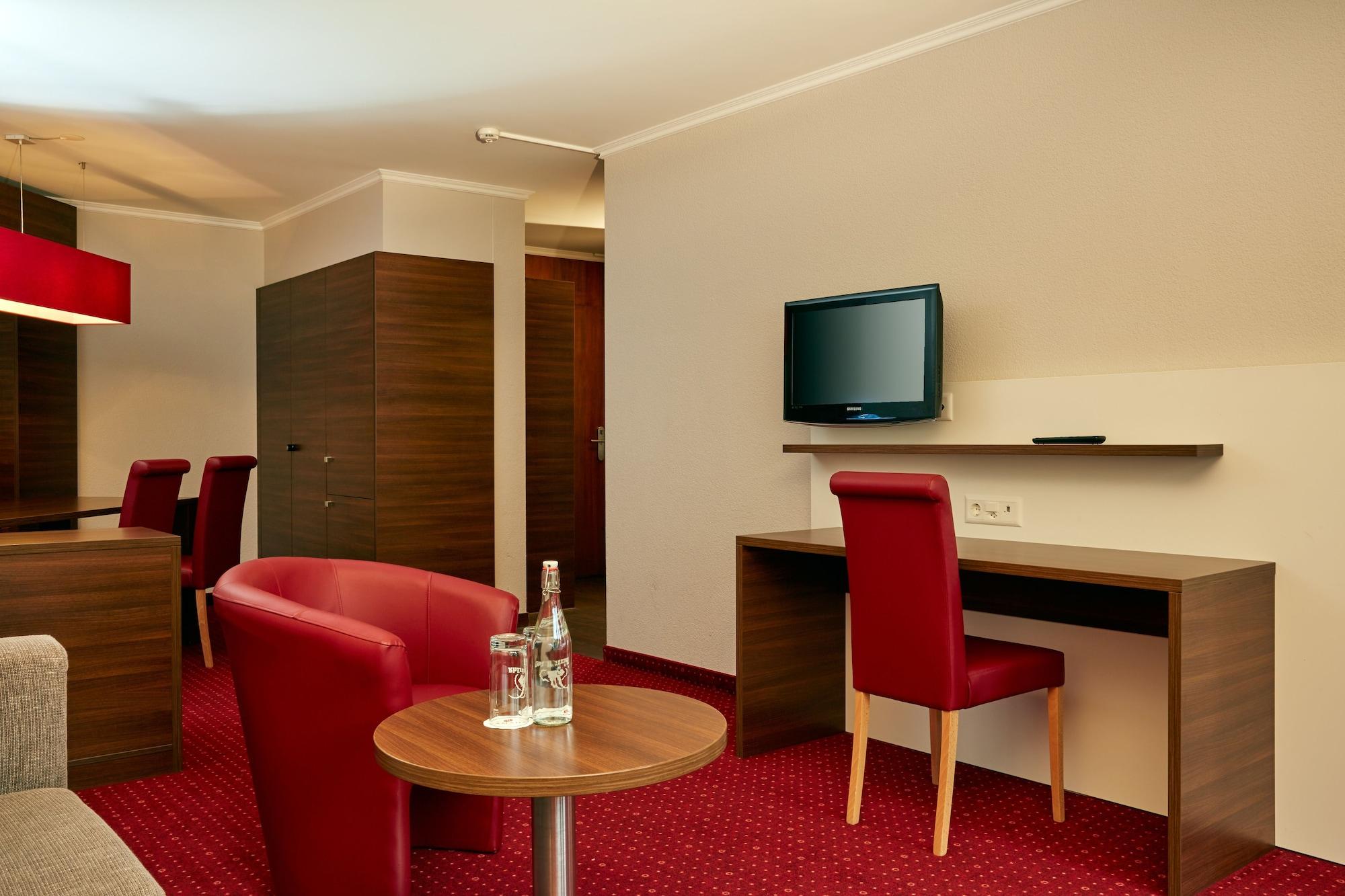Hotel H+ & 4*