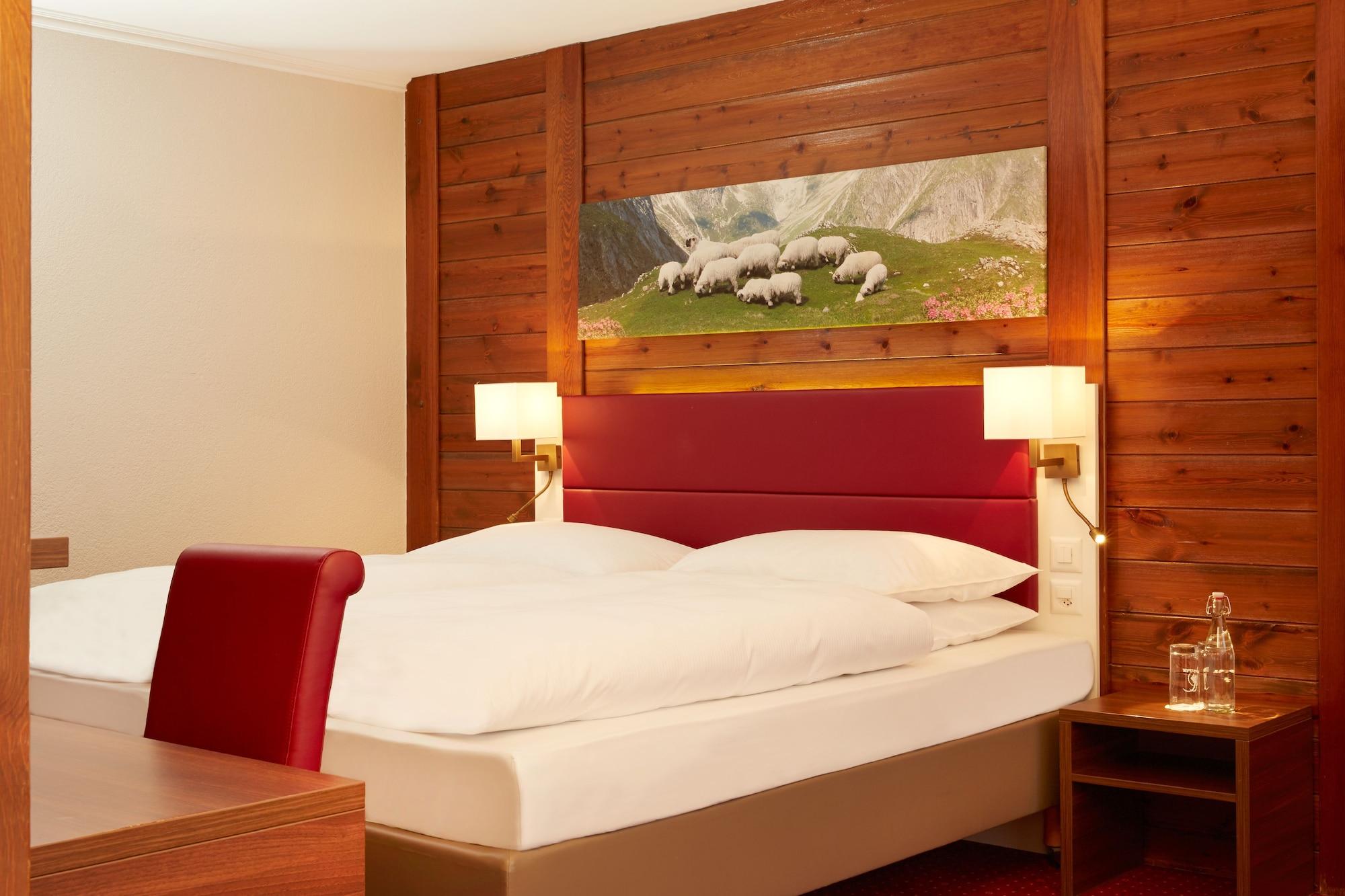 Hotel H+ & 4*