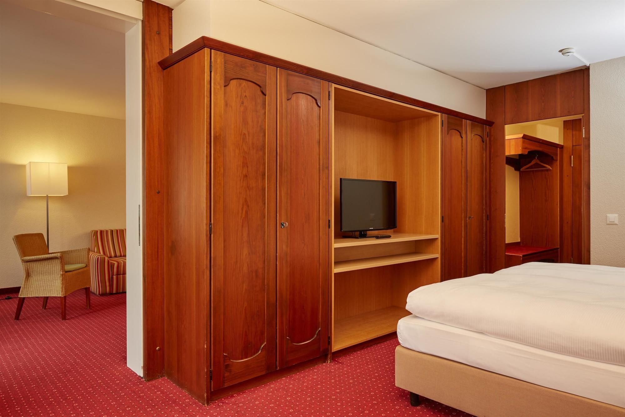 Hotel H+ &