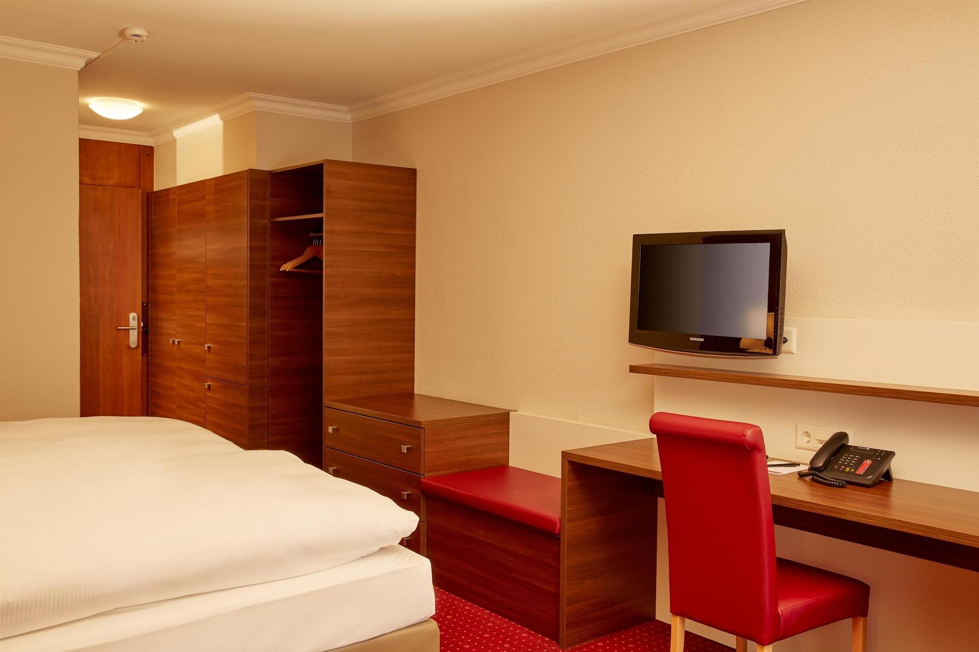 Hotel H+ &