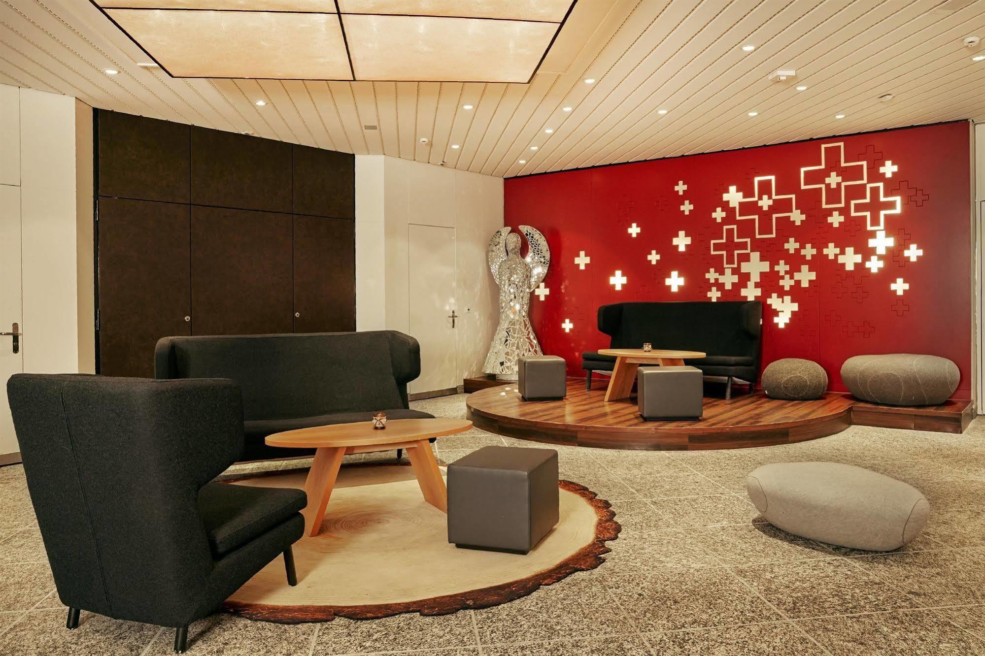Hotel H+ & 4*