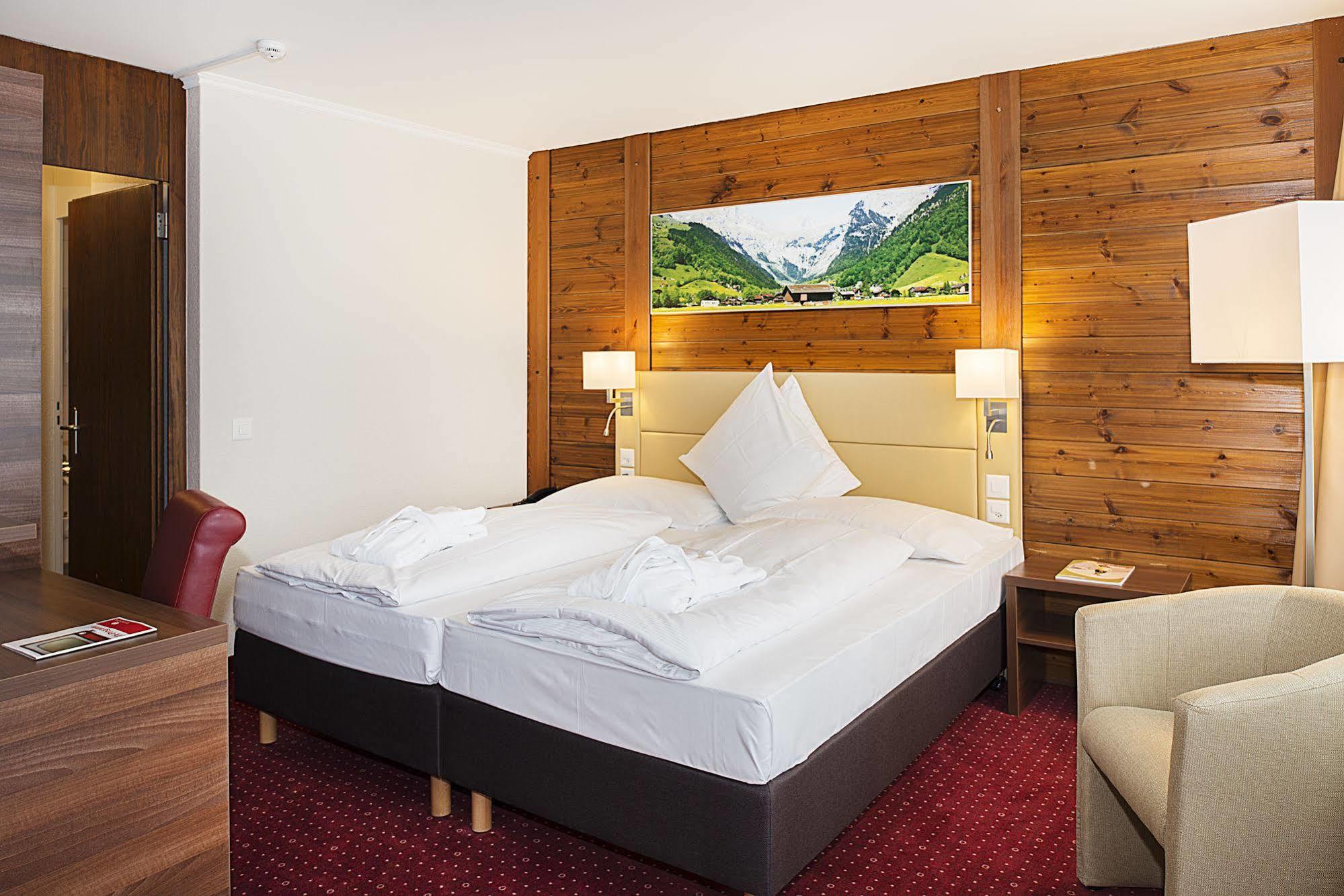 Hotel H+ & 4*