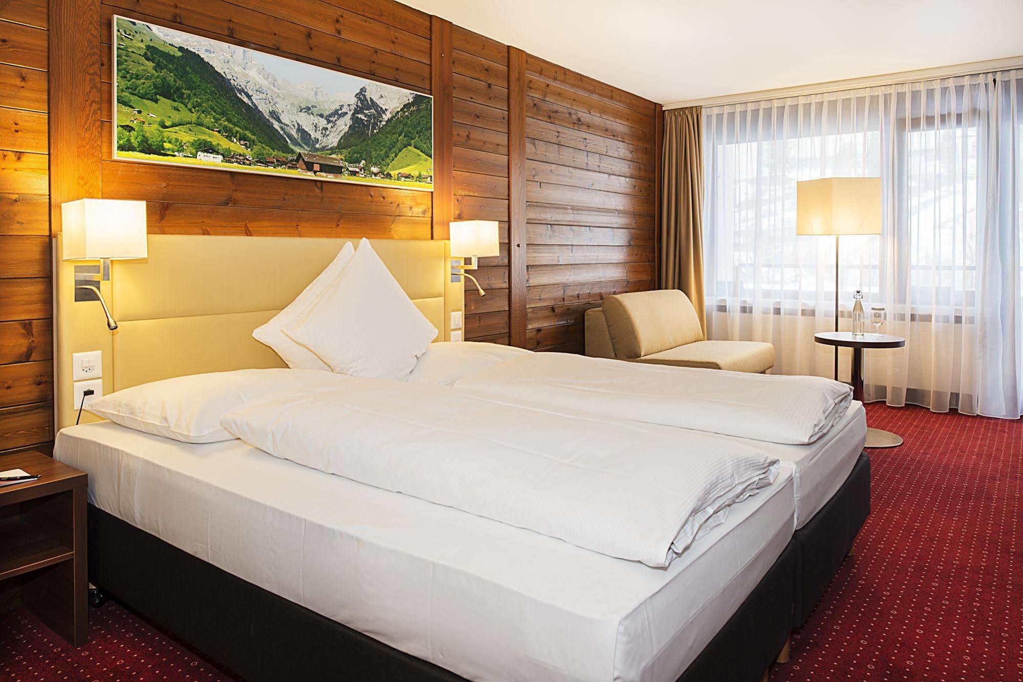 Hotel H+ & 4*